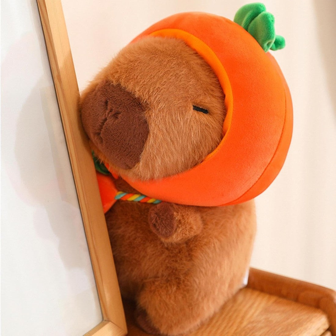 Peluche Capybara con cappellino e sacchetto verdura