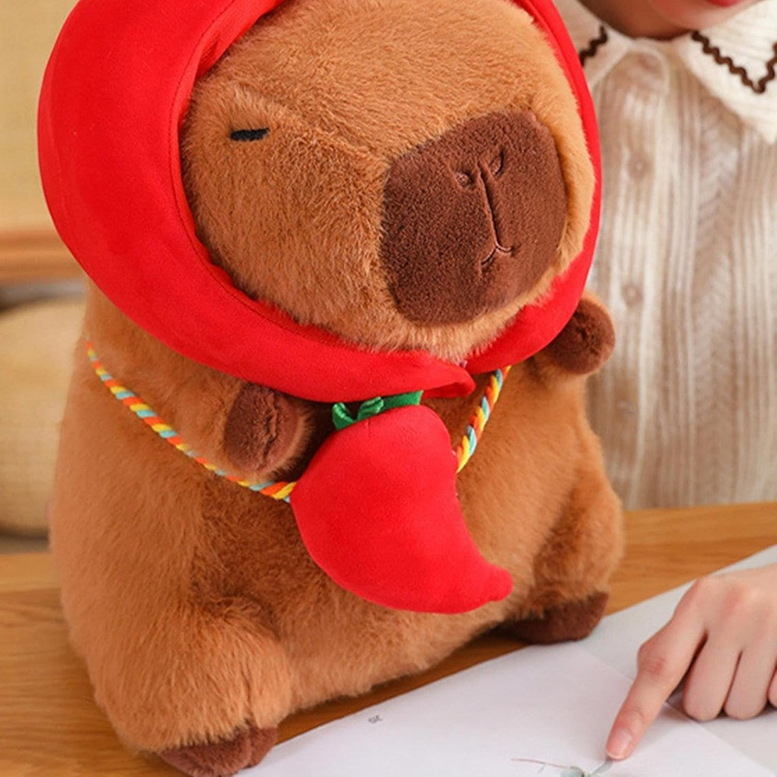 Peluche Capybara con cappellino e sacchetto verdura