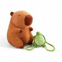 Capybara di peluche con zaino tartaruga