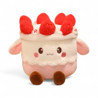 Peluche kawaii a forma di torta golosa rosa e bianca, con lamponi sulla testa, piccole orecchie e piedini marroni, e due occhi e una bocca ricamati in stile kawaii; su sfondo bianco.