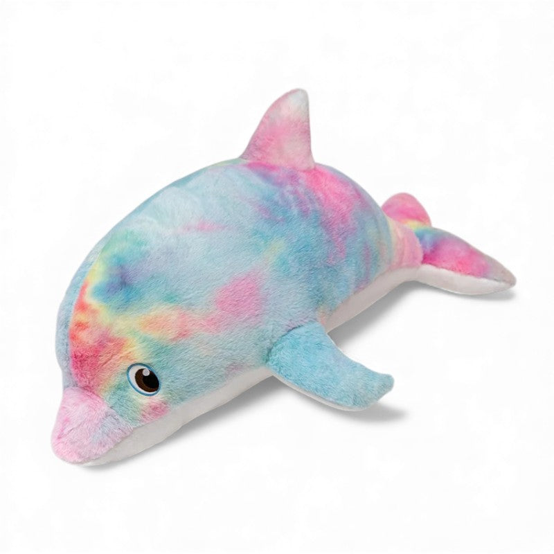 Peluche delfino molto grande, morbidissima, con colori arcobaleno pastello sul dorso, la pancia bianca, un occhio marrone brillante, posata da sola su sfondo bianco.