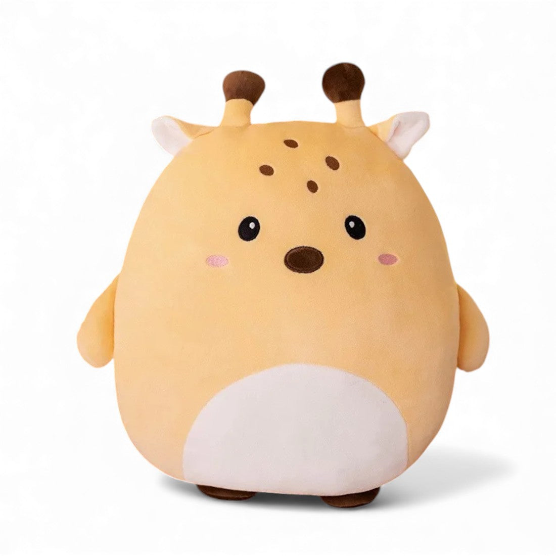 Peluche giraffa beige tutta tonda, con piccola pancia bianca, guance rosate, due piccole corna marroni e orecchie chiare, posata da sola su sfondo bianco.