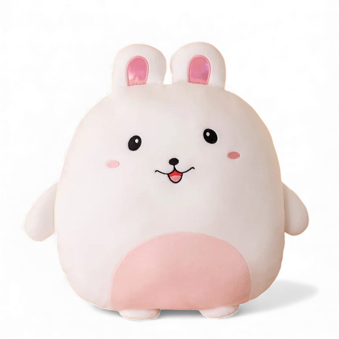Peluche coniglio tutto tondo e morbidissimo, con lunghe orecchie flessibili, piccolo musetto ricamato, occhi neri rotondi e pancia più chiara, posato da solo su sfondo bianco.