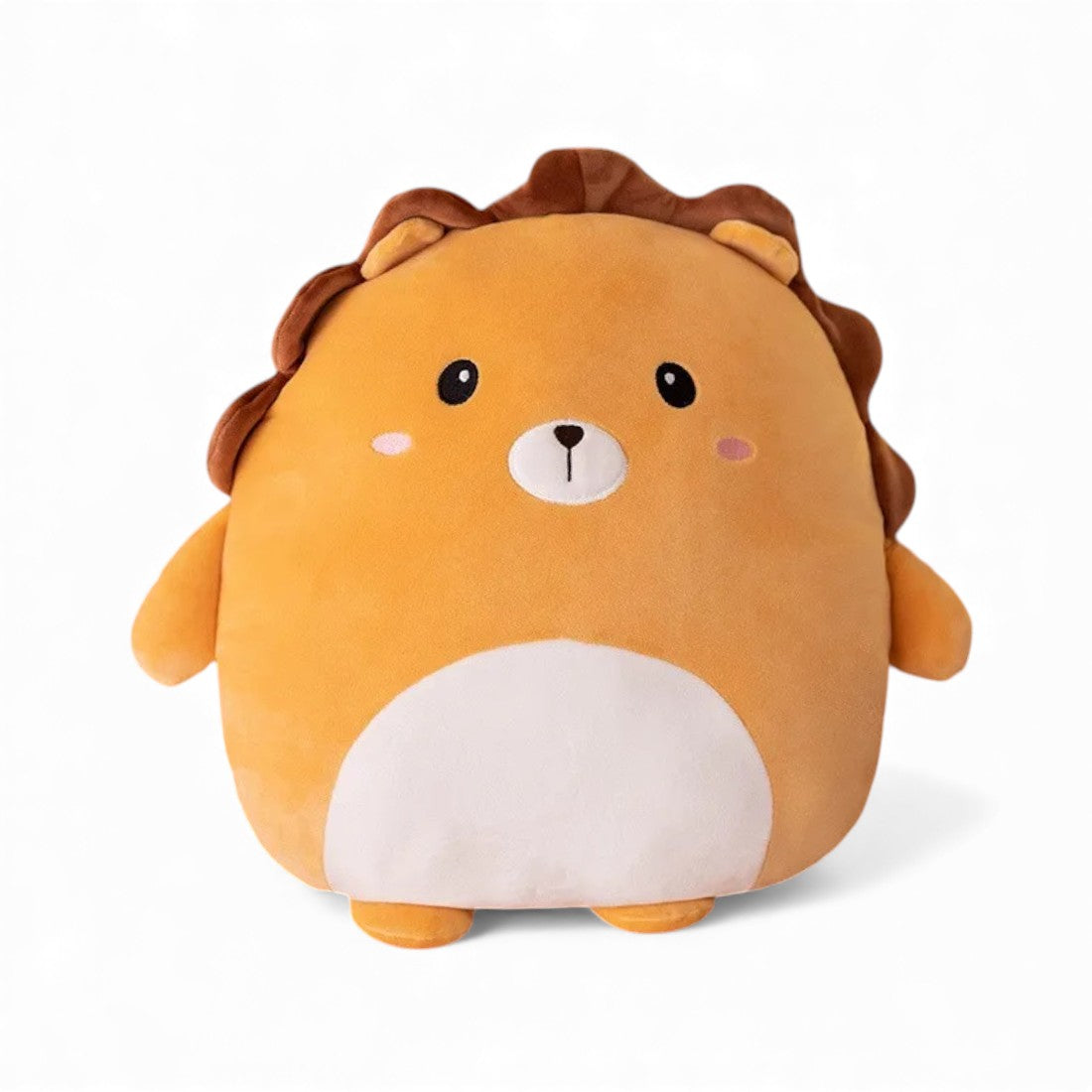 Peluche leone tutto tondo color miele, con criniera marrone, piccola pancia bianca, zampe e braccia corte, occhi neri rotondi e musetto color crema, posato da solo su sfondo bianco.