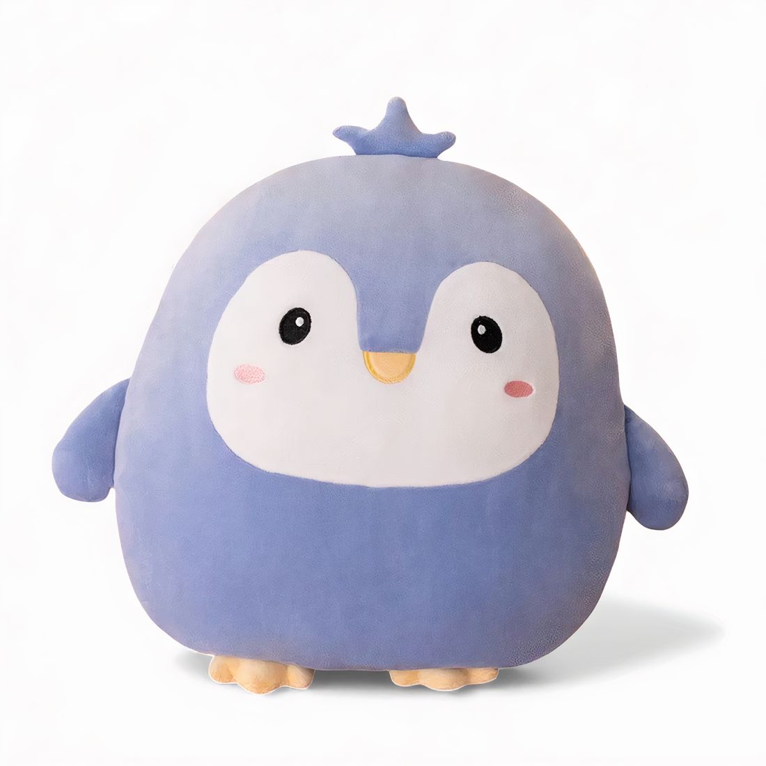 Piccolo pinguino di peluche tutto rotondo, azzurro con pancia bianca, piccole guance rosa, becco giallo e piccole ali, da solo su sfondo bianco.