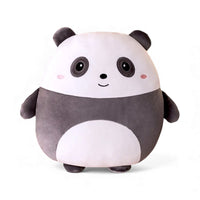 Peluche panda tutta tonda grigia e bianca, con grandi occhi neri, guance rosate, piccole orecchie e zampe corte, posata da sola su sfondo bianco.