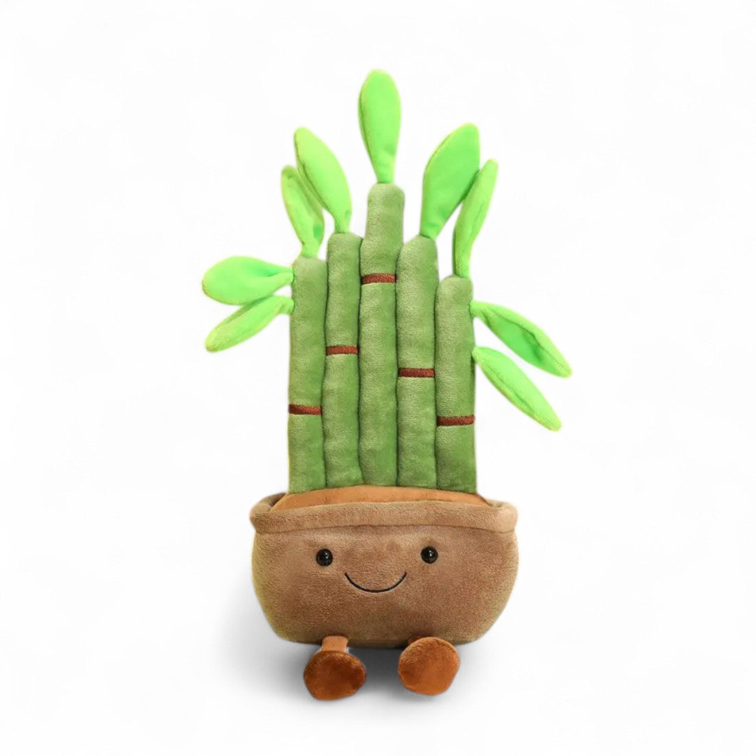 Peluche pianta kawaii a forma di bambù verde in un vaso sorridente colorato marrone, posato su sfondo bianco.