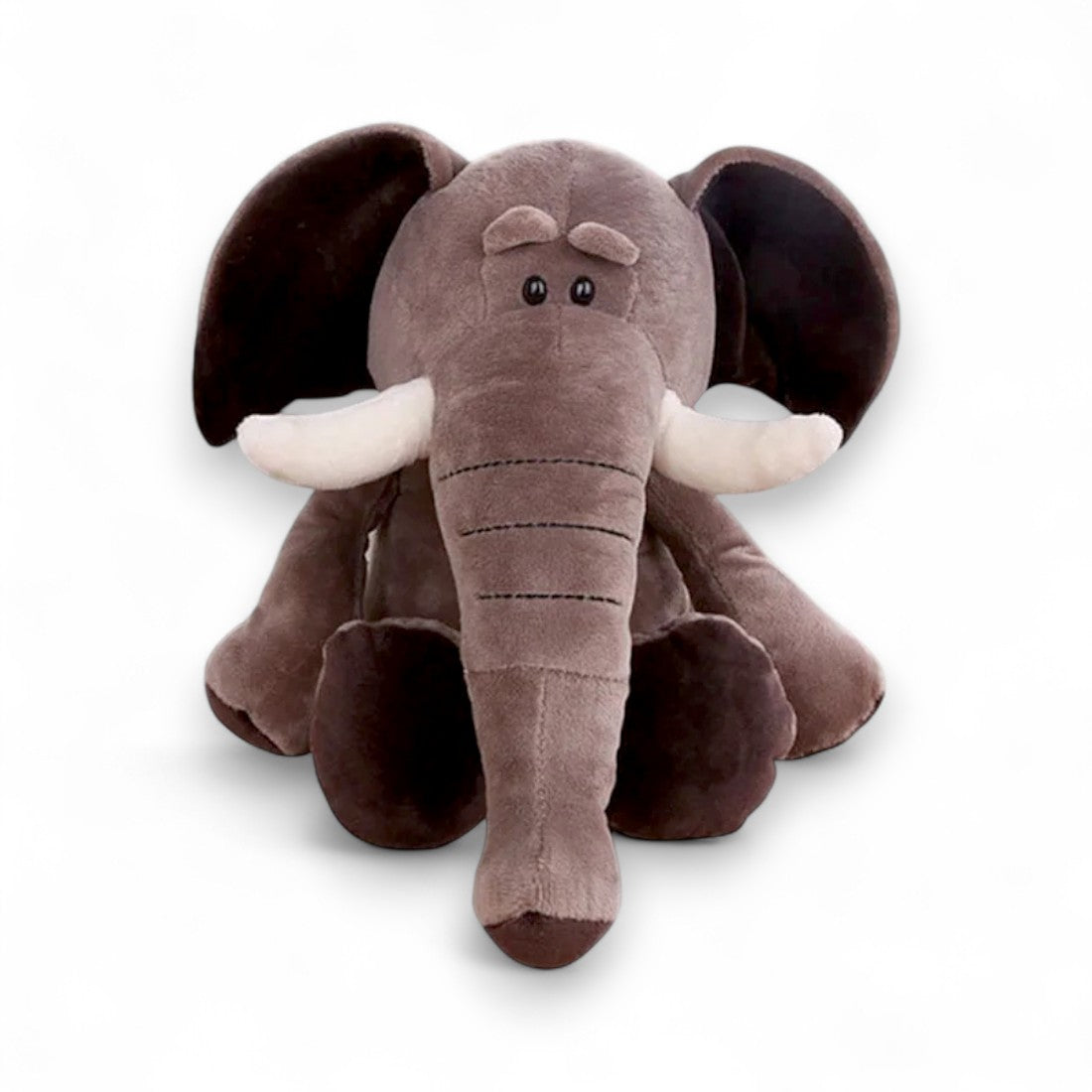 Peluche elefante marrone scuro, grandi orecchie, zanne bianche, proboscide lunga, seduta su sfondo bianco.
