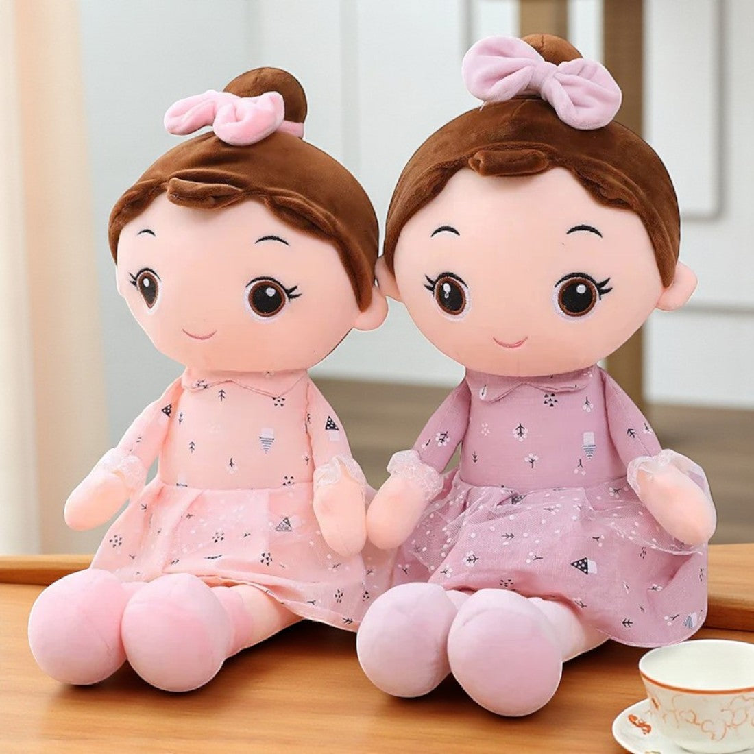 Bambola di peluche bambina in abito