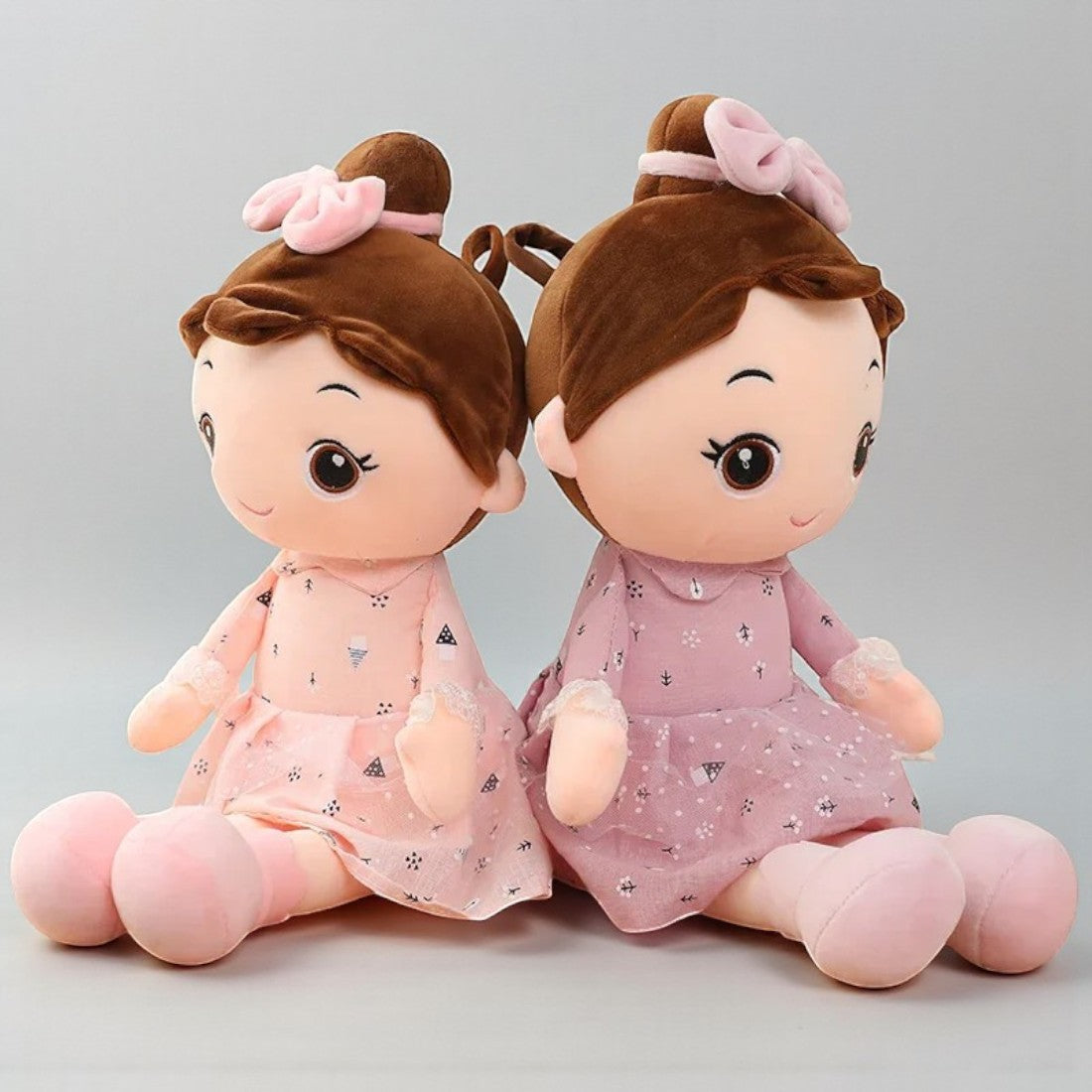 Bambola di peluche bambina in abito