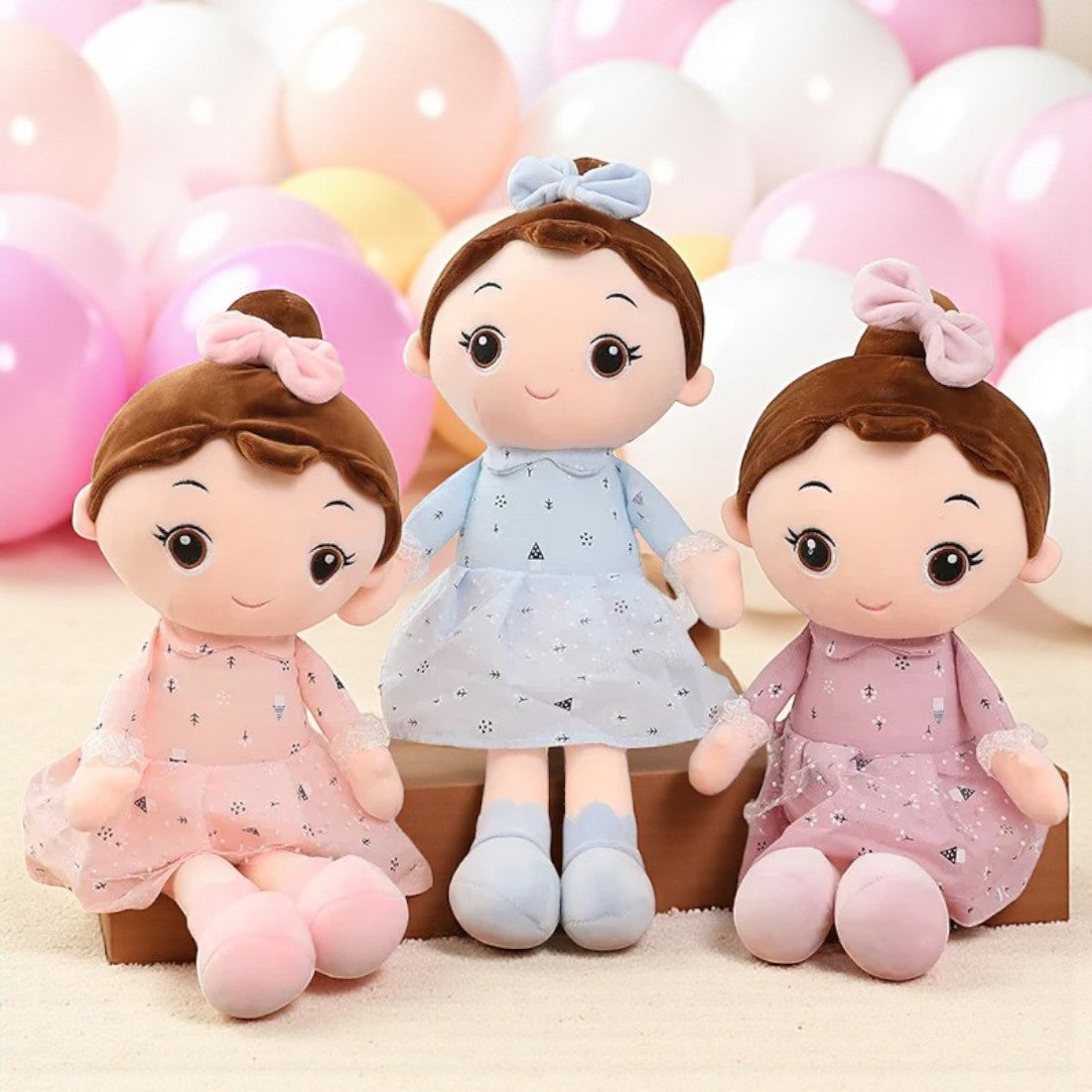 Bambola di peluche bambina in abito