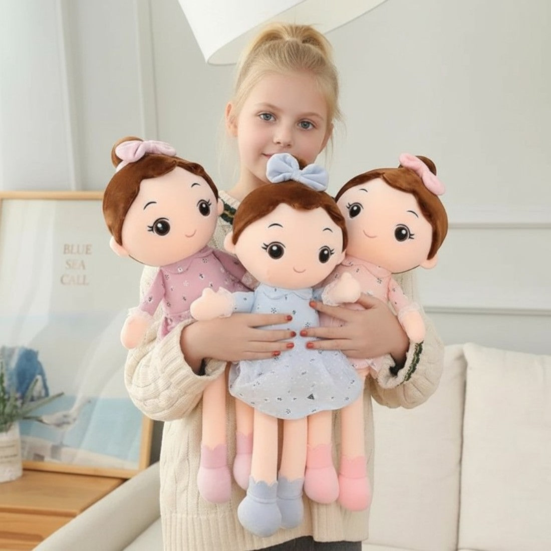 Bambola di peluche bambina in abito