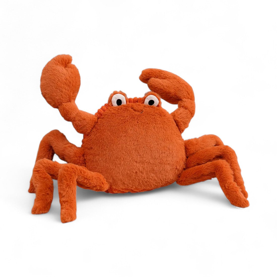 Peluche granchio arancione, con grandi chele, occhi bianchi sulla sommità e un sorriso ricamato; su sfondo bianco