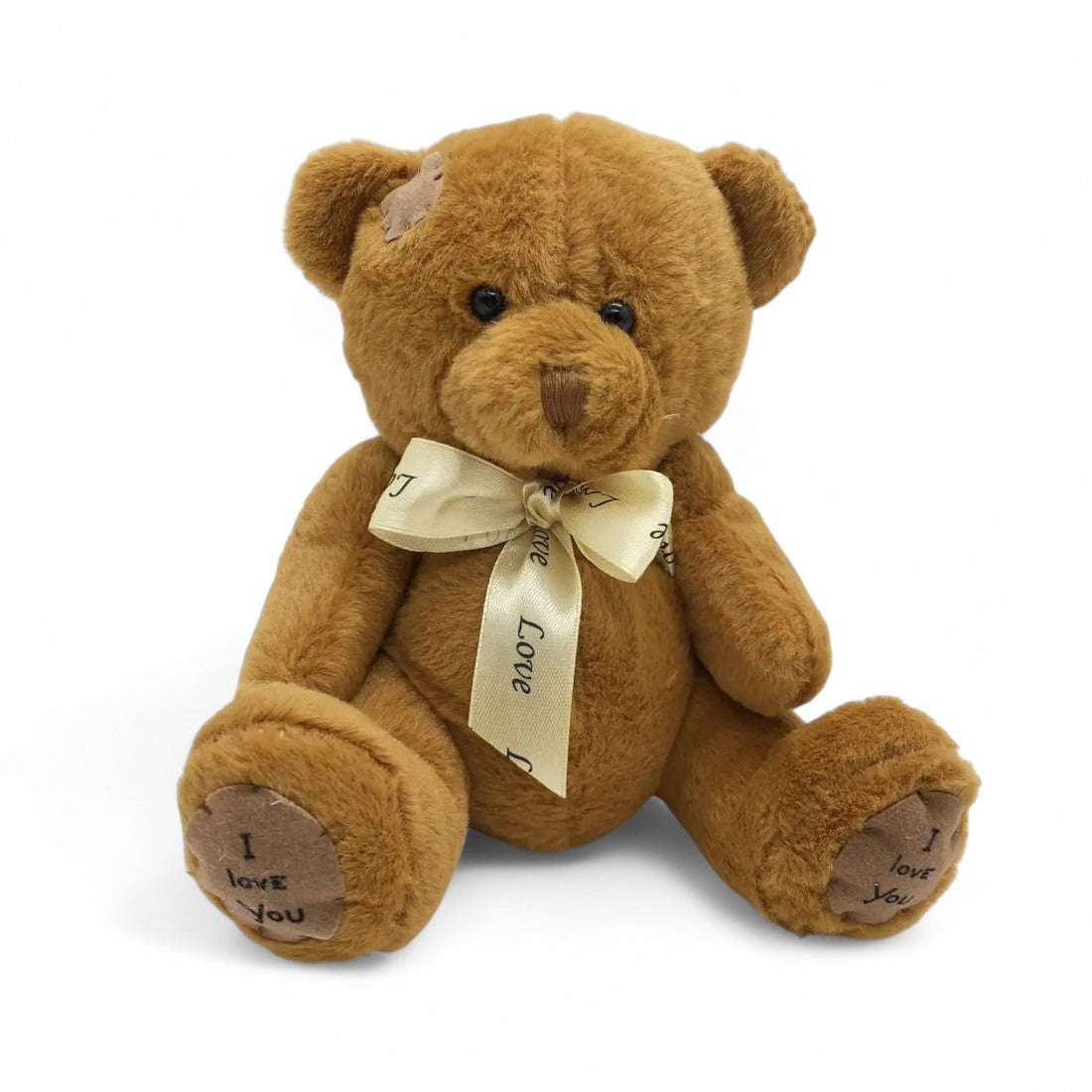 Orsetto di peluche marrone, seduto, occhi neri brillanti, nastro crema « Love » annodato al collo, ricamo « I love you » sotto le zampe; su sfondo bianco