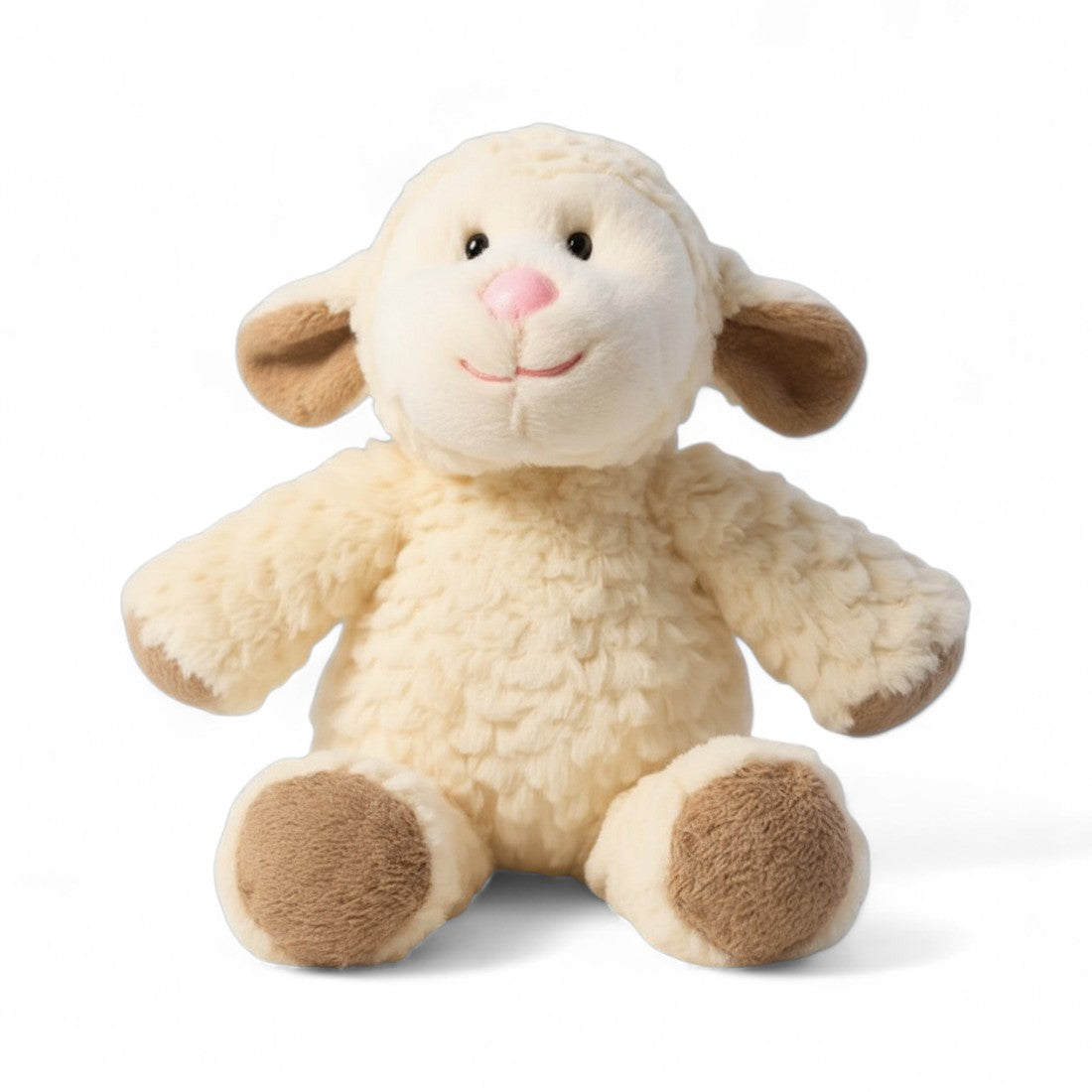 Peluche pecora crema, orecchie e zampette marroni, sorriso ricamato, texture lana riccia, seduta morbida su sfondo bianco