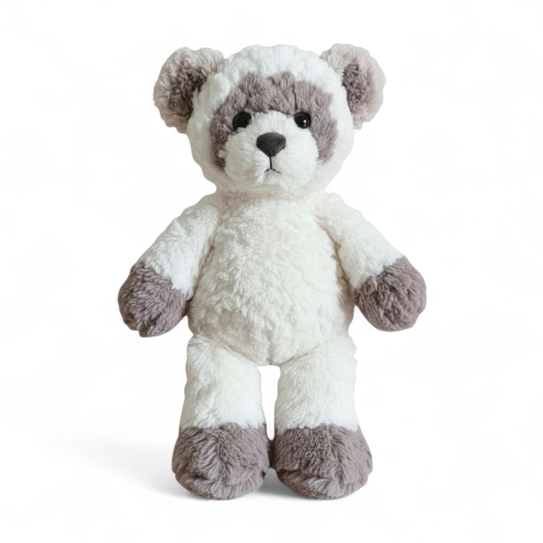 Peluche procione tutto morbido, bianco e grigio, occhi scuri, piccolo naso nero, orecchie rotonde, grandi zampe e pancia morbida; su sfondo bianco