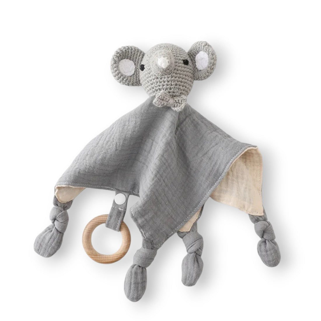 Doudou piatto elefante all'uncinetto, panno cotone bicolore grigio e sotto beige, estremità annodate, anello in legno naturale, sfondo bianco.