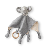 Doudou piatto elefante all'uncinetto, panno cotone bicolore grigio e sotto beige, estremità annodate, anello in legno naturale, sfondo bianco.