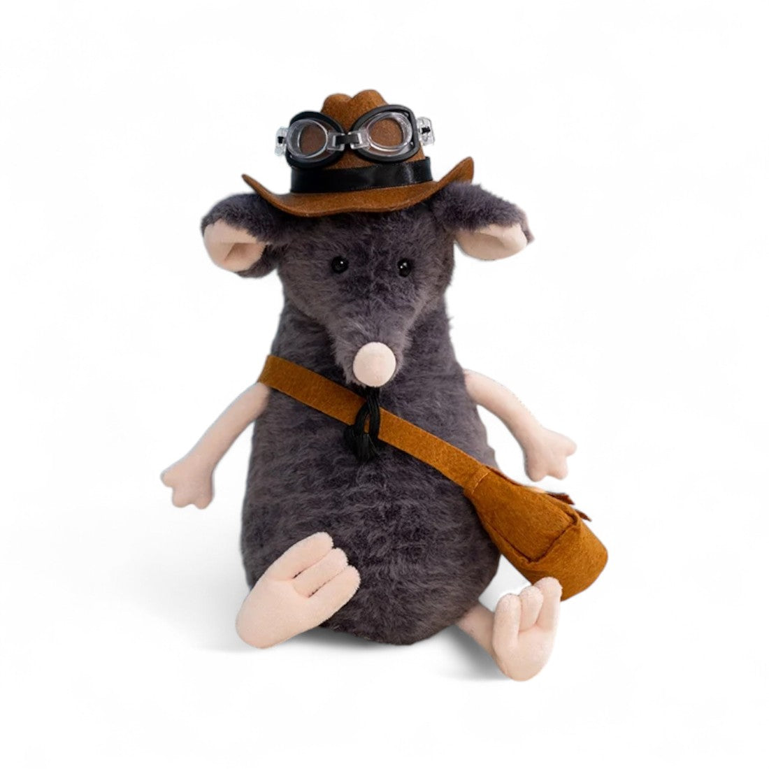 Peluche topo grigio con cappello marrone e occhiali neri, musetto rotondo, grandi orecchie e lunga coda chiara, con borsa a tracolla, seduto su sfondo bianco