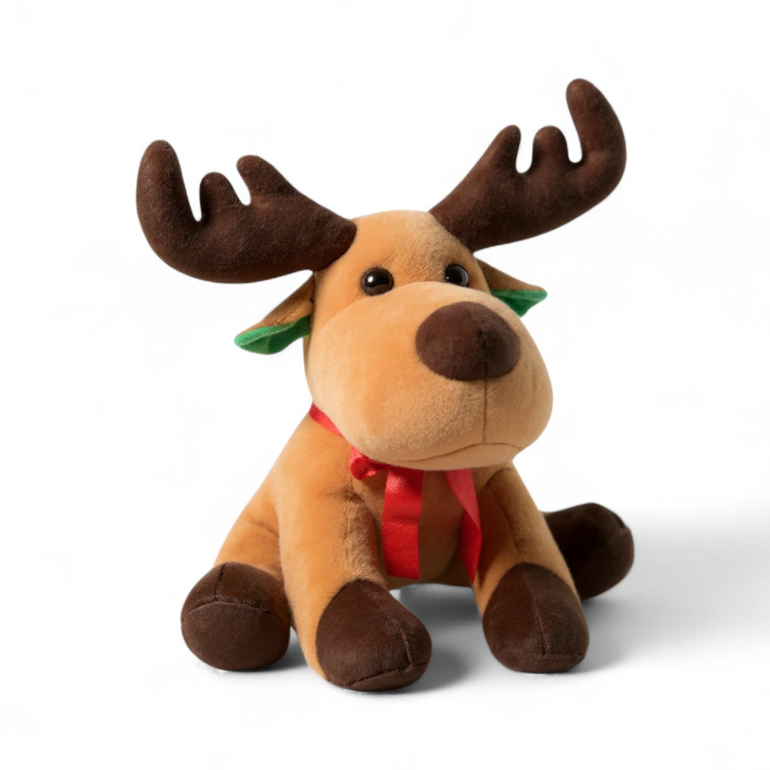 Peluche renna di Natale seduta, con corna marroni, musetto marrone scuro e un nastro rosso al collo, su sfondo bianco.