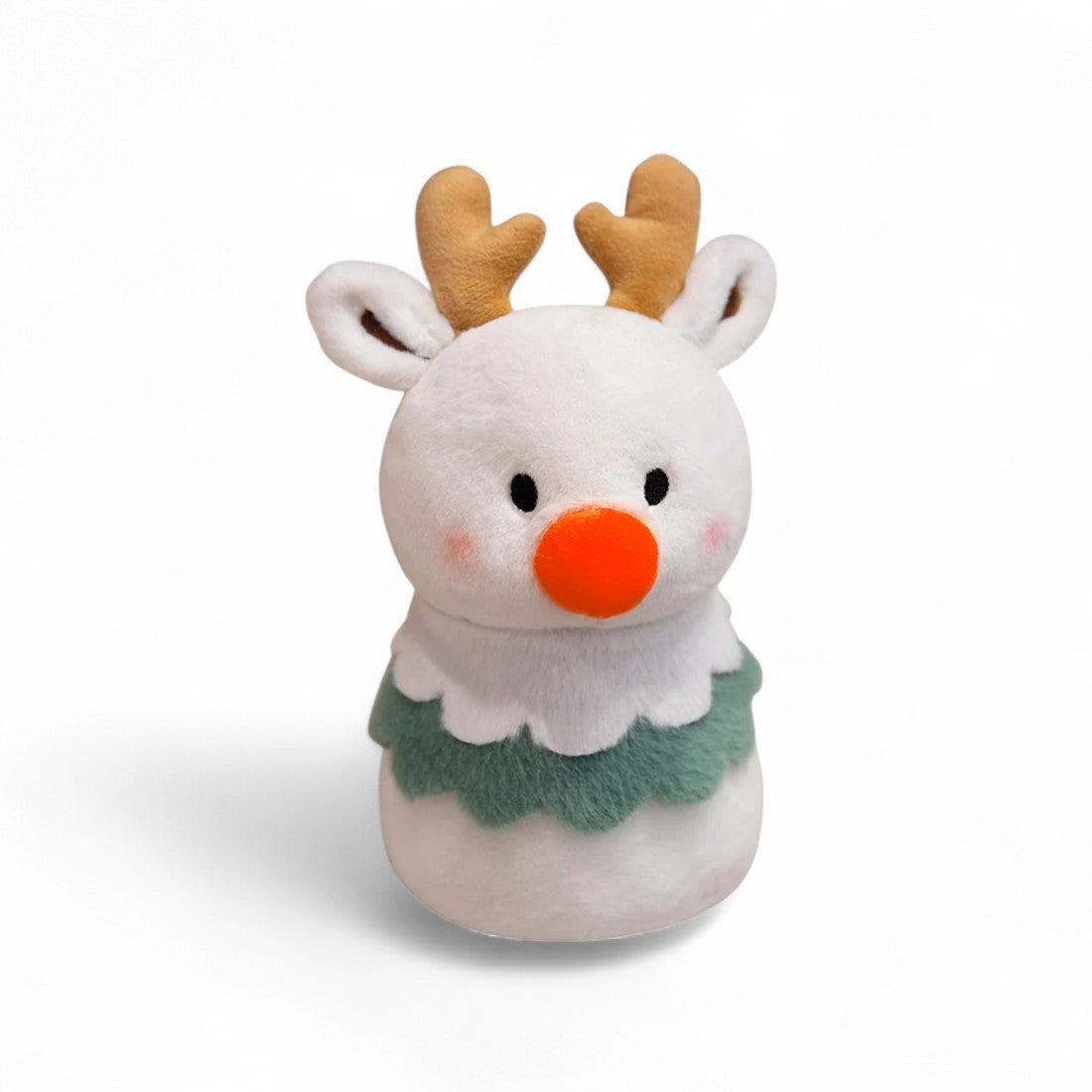 Peluche renna di Natale in versione pupazzo di neve con corna di renna, naso rosso, colletto smerlato verde, su sfondo bianco.