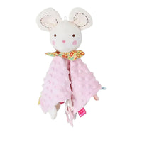 Doudou quadrato in tessuto rosa pastello minky a pois, testa di topolino bianca ricamata dalle grandi orecchie, colletto floreale colorato, etichette multicolori intorno, anello di dentizione rosa sospeso, posato su sfondo bianco