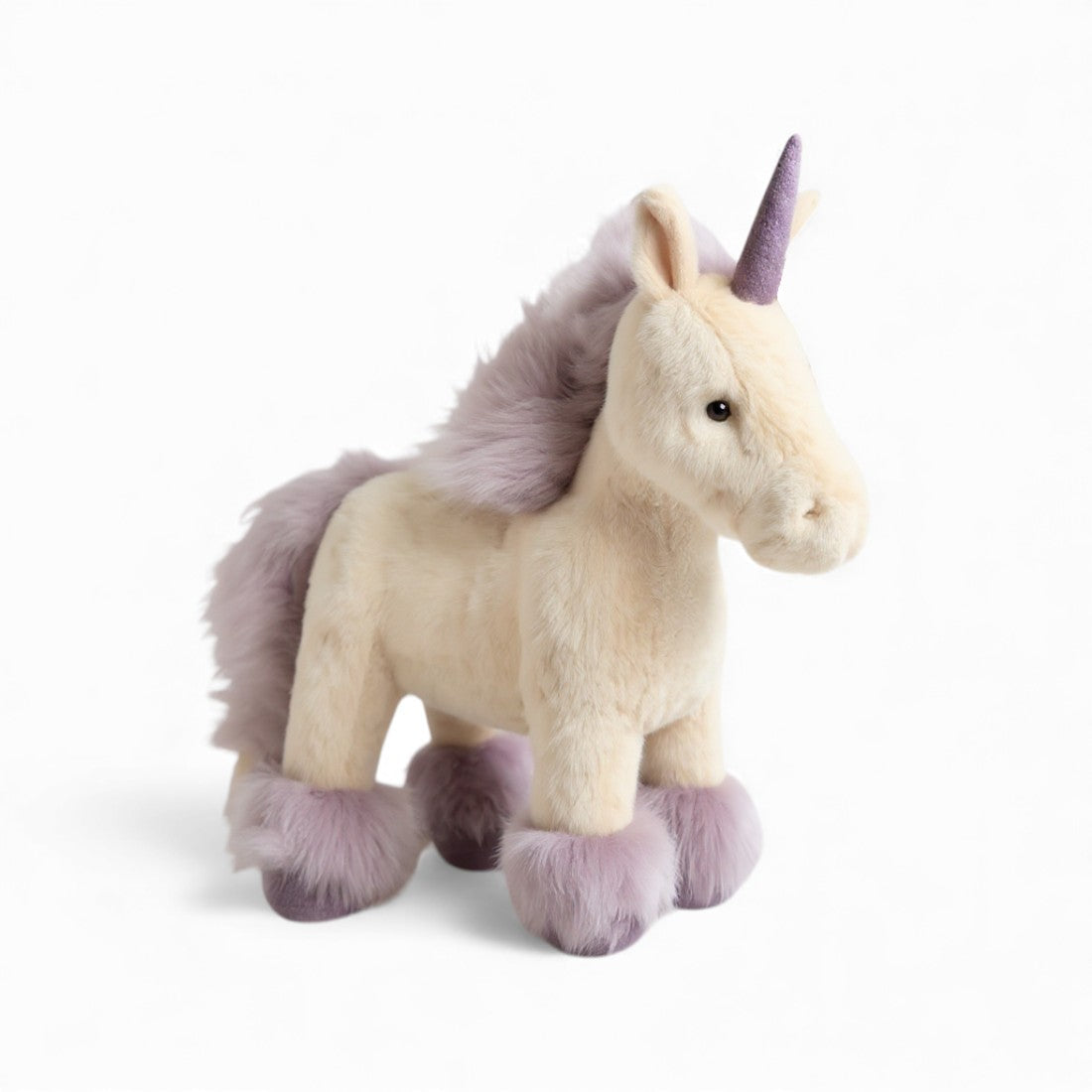 unicorno di peluche bianco in piedi con criniera viola su sfondo bianco
