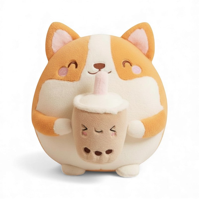 Peluche tondo raffigurante uno shiba arancione e bianco con orecchie a punta, musetto sorridente, guance rosa, che tiene una bevanda kawaii beige e rosa tra le zampe, posato su sfondo bianco