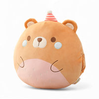 Peluche cuscino rotondo raffigurante un orso arancione con pancia rosa, viso e piccole braccia ricamate, orecchie rotonde sulla testa; posato su sfondo bianco