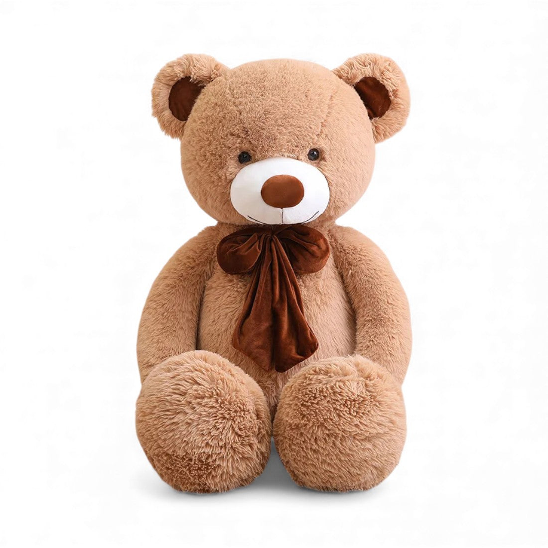 Orso di peluche, marrone chiaro, con grandi zampe, un grande fiocco marrone in velluto, seduto su sfondo uniforme.