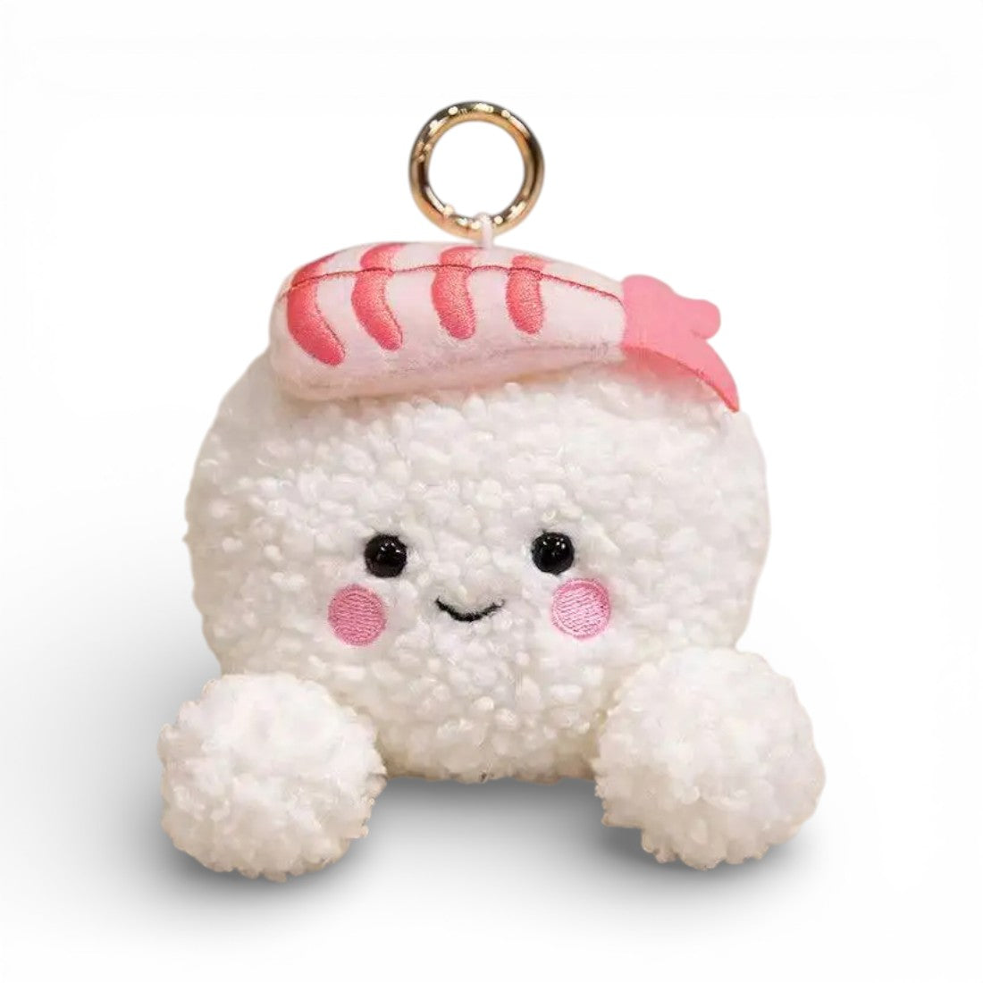 Peluche kawaii a forma di nigiri sushi da 12 cm, palla bianca soffice e tonda, gamberetto rosa a righe sopra, grandi occhi neri brillanti, guance rosa tenere, sorriso dolce, due zampe bianche tonde in basso, anello dorato attaccato in cima, su sfondo bianco.