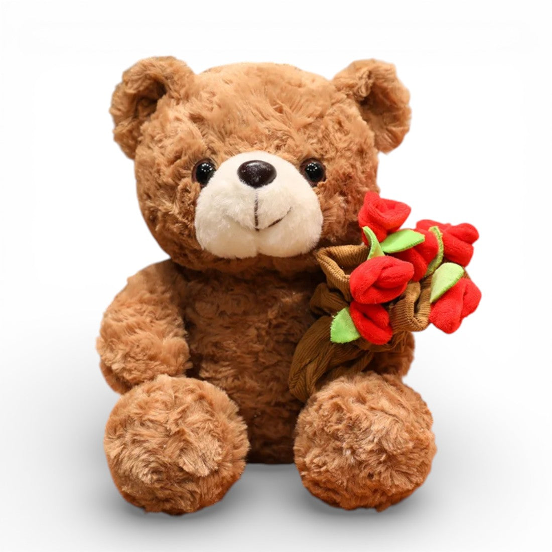 Un orso di peluche marrone soffice che tiene un bouquet di rose rosse con nastro verde e foglie, occhi tondi teneri, sorriso dolce, zampe paffute, su sfondo bianco uniforme.