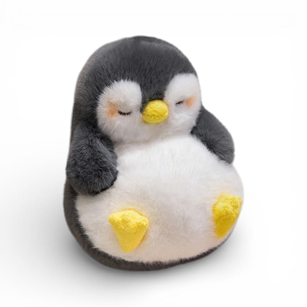 Un grande pinguino nero e bianco con gli occhi chiusi addormentati, becco giallo, pancia bianca paffuta e zampe gialle, su sfondo bianco.
