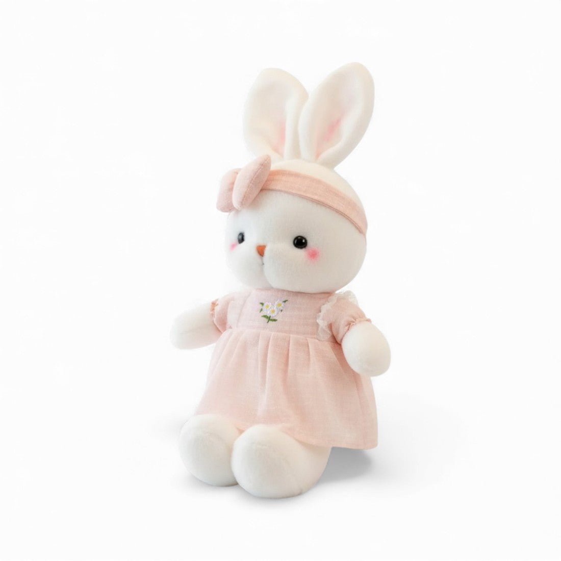 Peluche coniglio bianco con vestitino a fiori pastello e fiocco coordinato, su sfondo bianco.