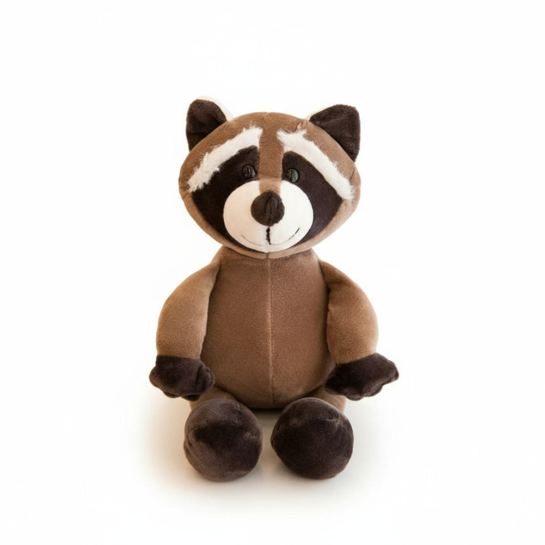 Peluche procione marrone, muso bianco e nero, grandi occhi tondi, seduto con sorriso divertente, posata su sfondo bianco.