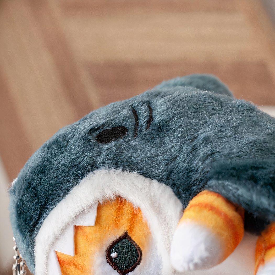 Bambola di peluche piccolo gatto travestito da squalo