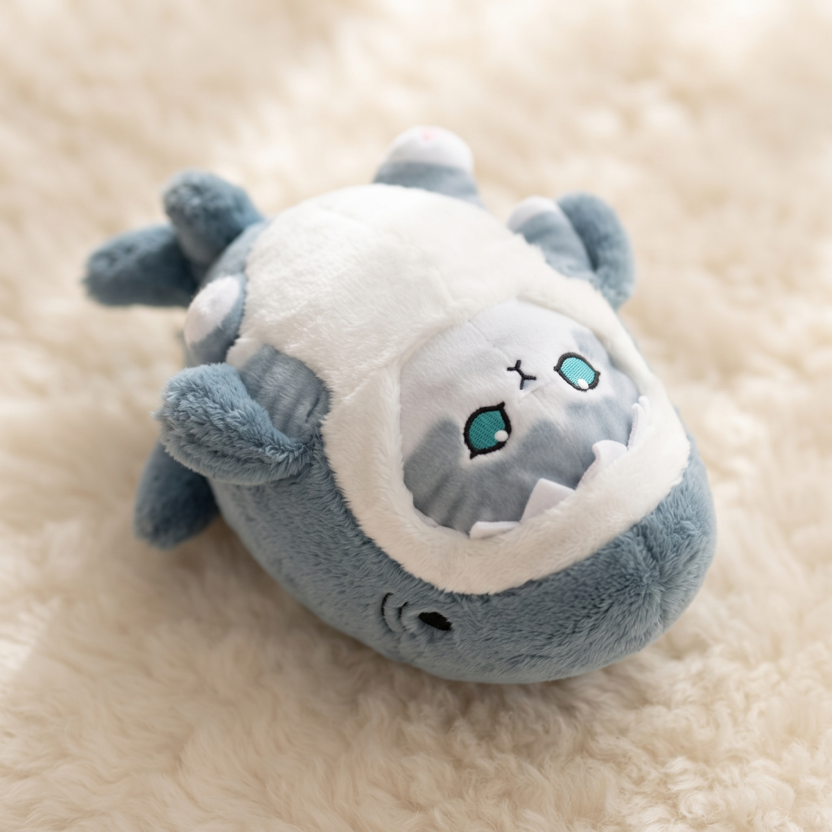 Peluche Gatto Travestito da Squalo Kawaii - dettaglio materiale