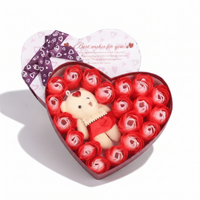 Cofanetto orso di rose San Valentino - sfondo bianco frontale