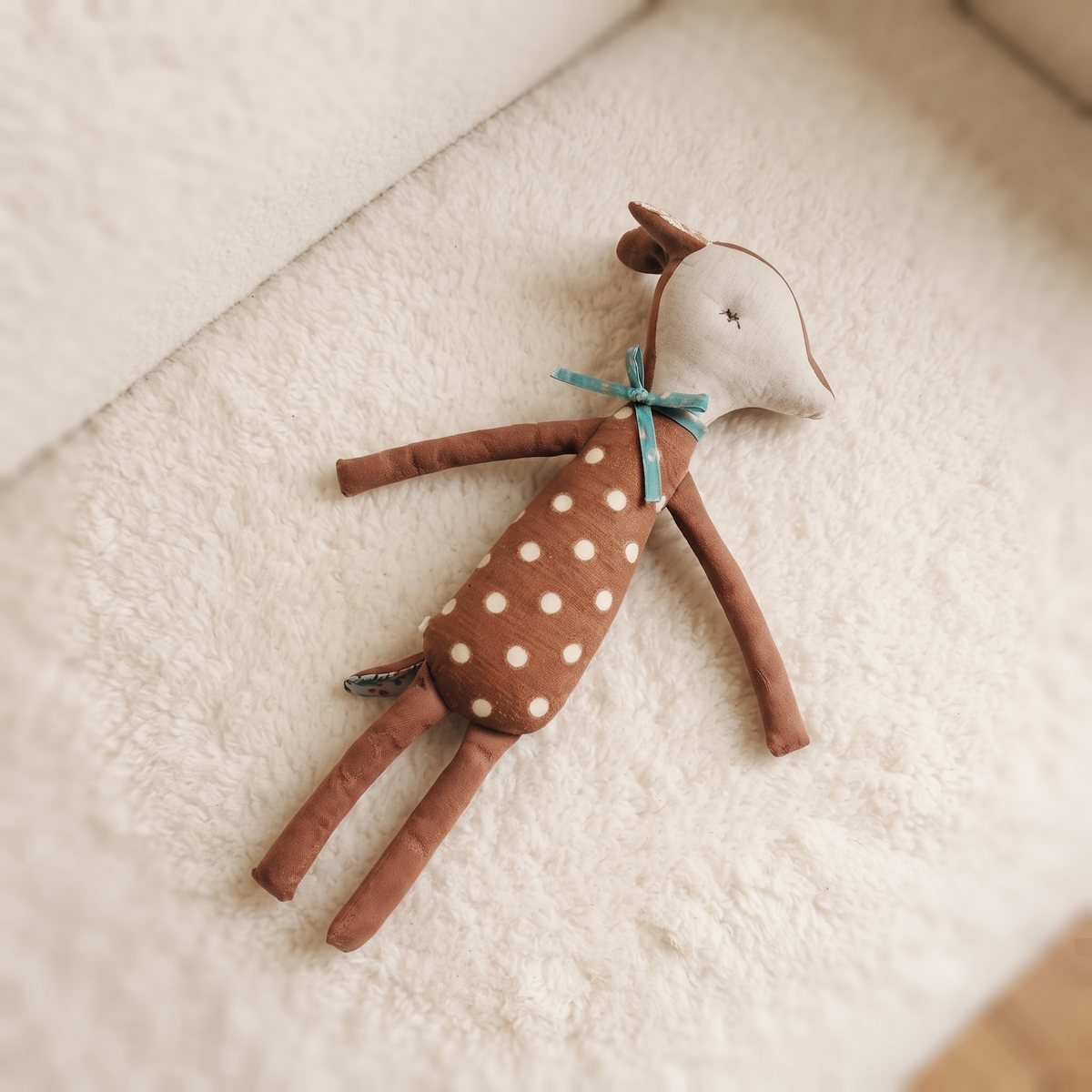 Doudou cervo con vestito a pois - Dettaglio del materiale