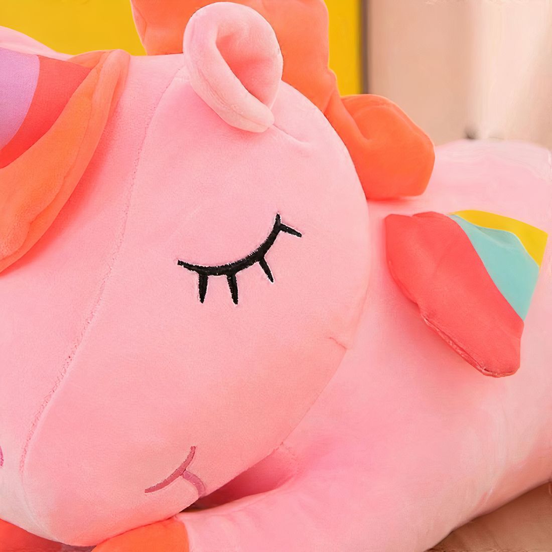 Unicorno di peluche sdraiato per bambini
