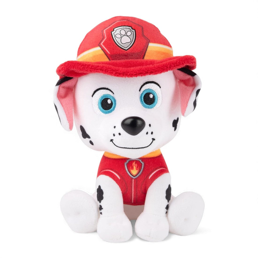 Peluche Marcus della Paw Patrol, dalmata bianco a macchie nere, divisa rossa e casco da pompiere rosso, seduta e sorridente su sfondo bianco.