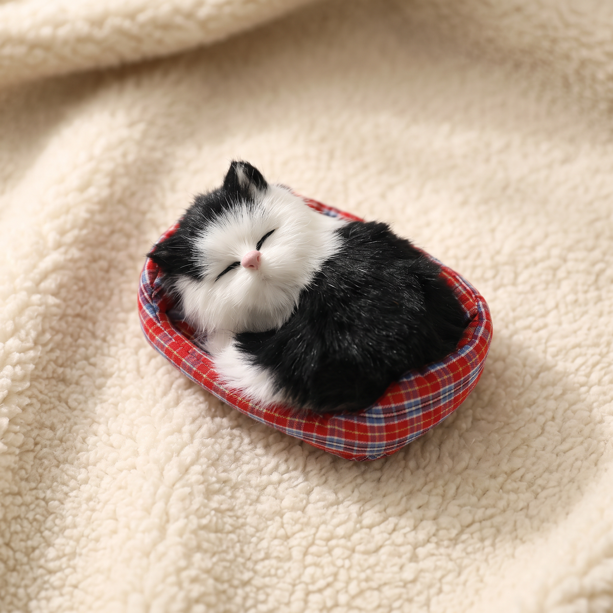 Peluche Gatto Addormentato con Cestino Decorativo - Dettaglio materiale