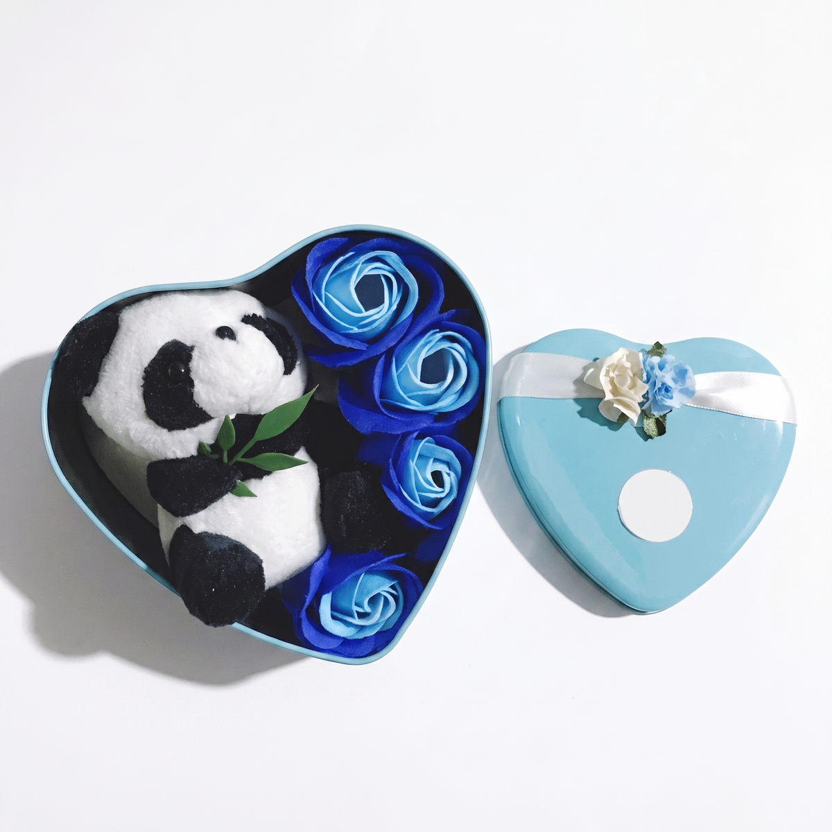 Peluche panda cofanetto cuore blu San Valentino - sfondo bianco frontale