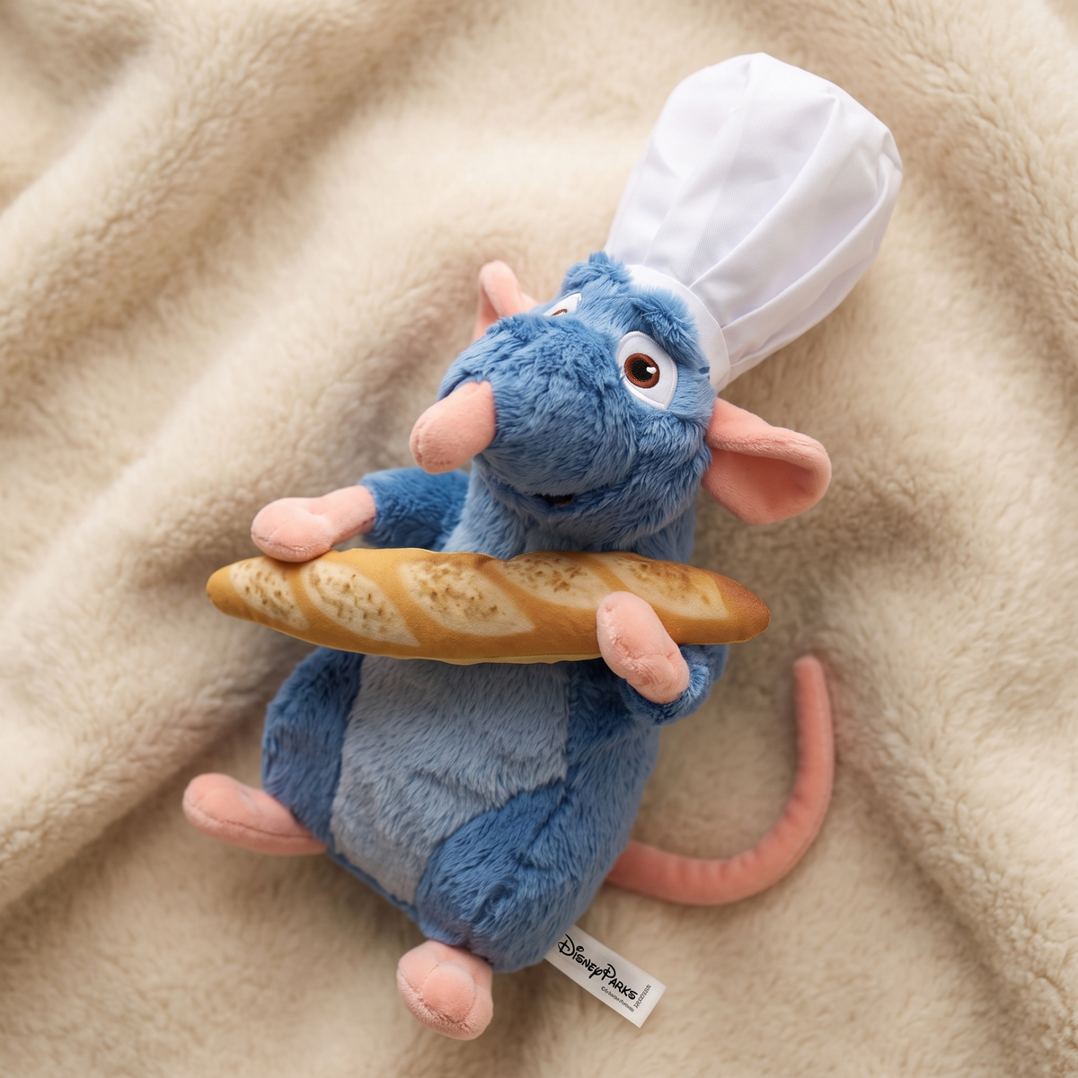 Peluche Ratatouille Rémy Chef con Baguette - Dettaglio del materiale