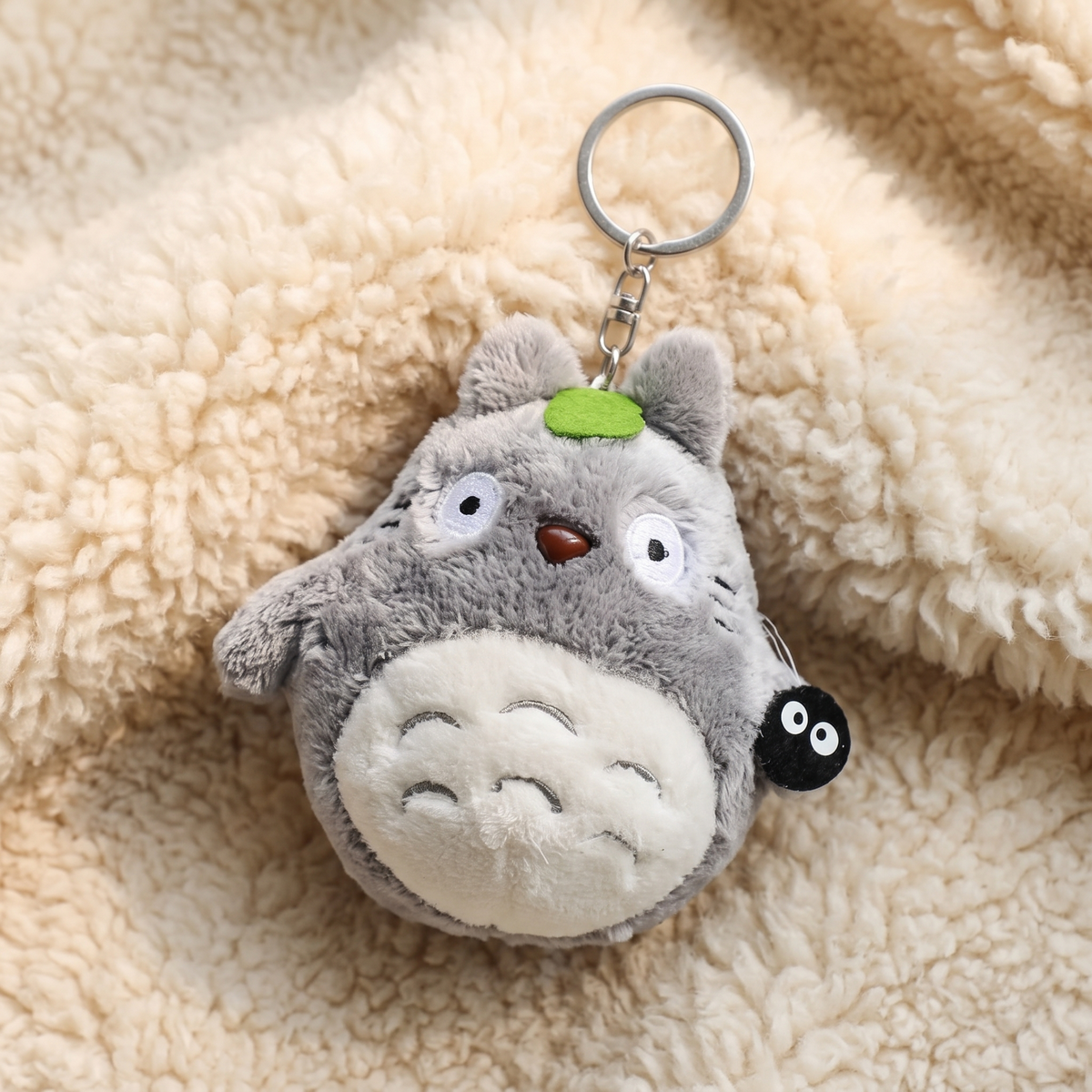 Portachiavi Totoro Grigio con Foglia Verde - Dettaglio materiale