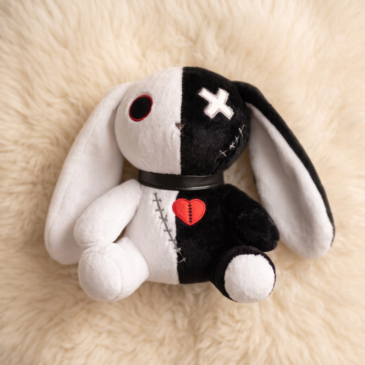 Peluche Coniglio Gotico Bianco e Nero con Cuore - Dettaglio del materiale