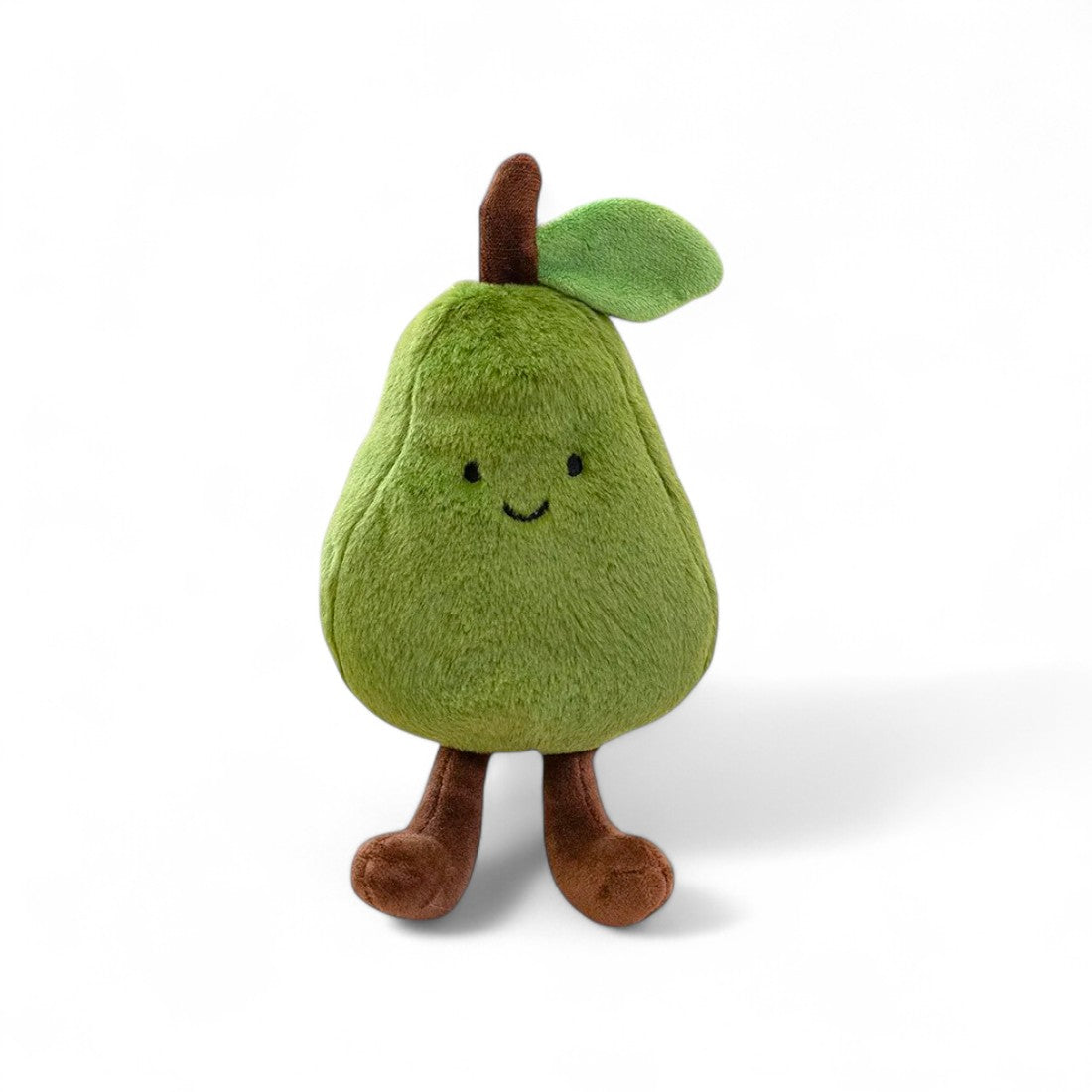 Un peluche verde a forma di pera con un piccolo sorriso, zampe marroni e una foglia sulla testa, posato su sfondo bianco.